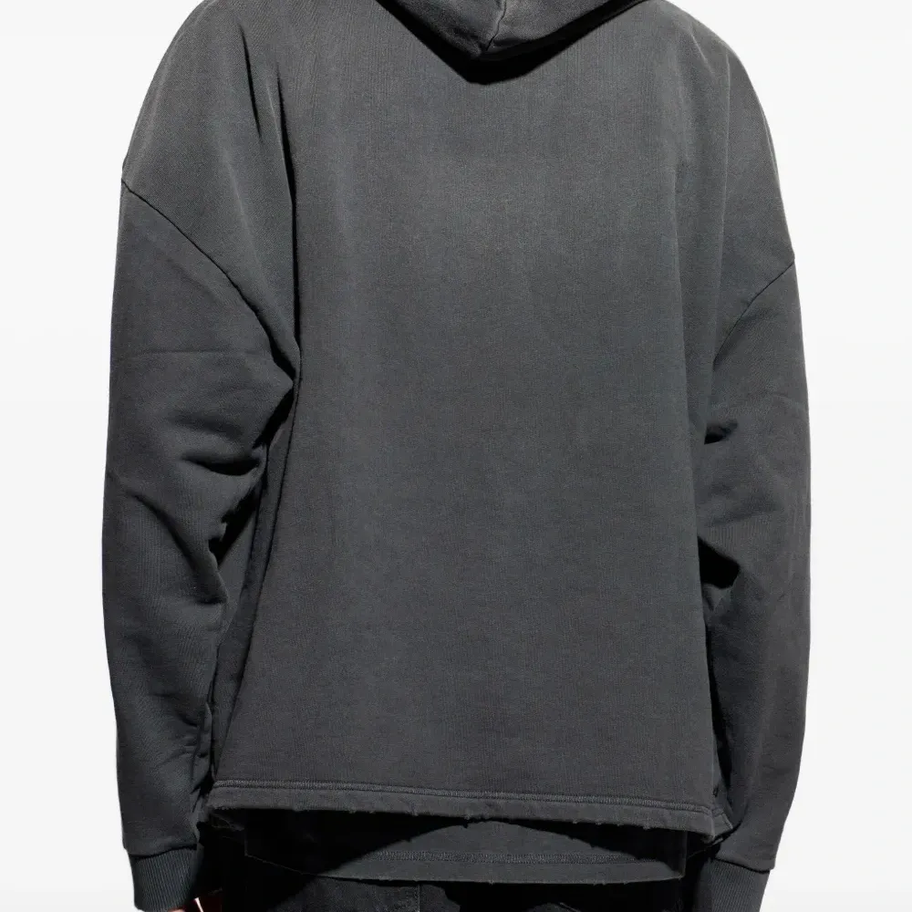 Трикотаж с капюшоном и заклепками