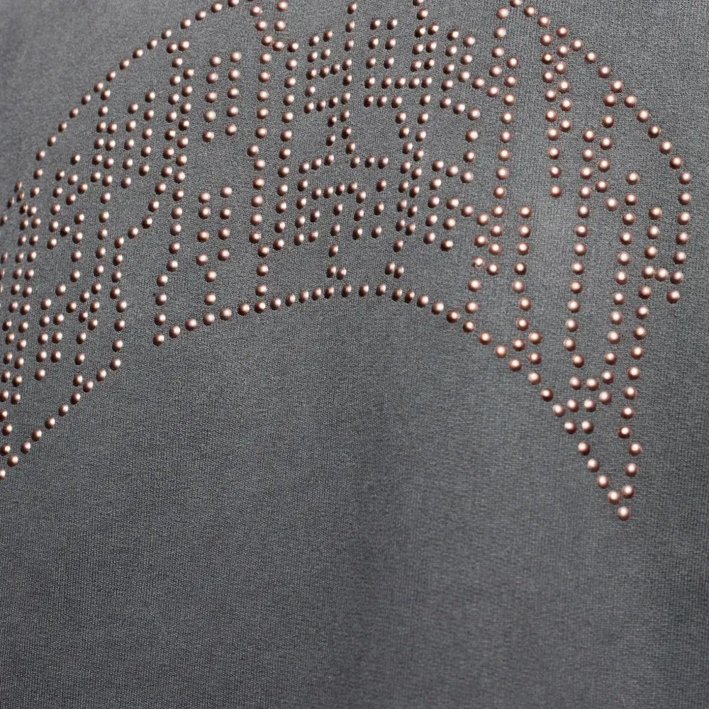 Трикотаж с капюшоном и заклепками