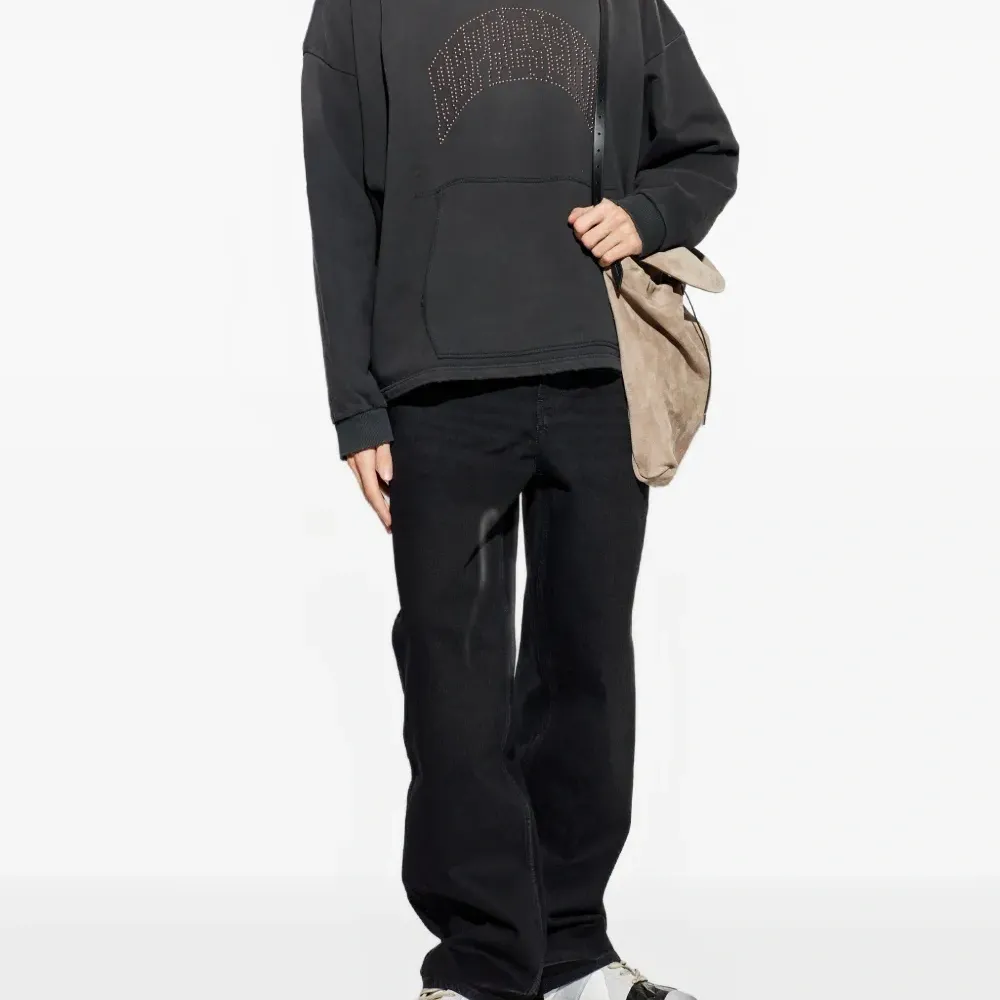 Трикотаж с капюшоном и заклепками