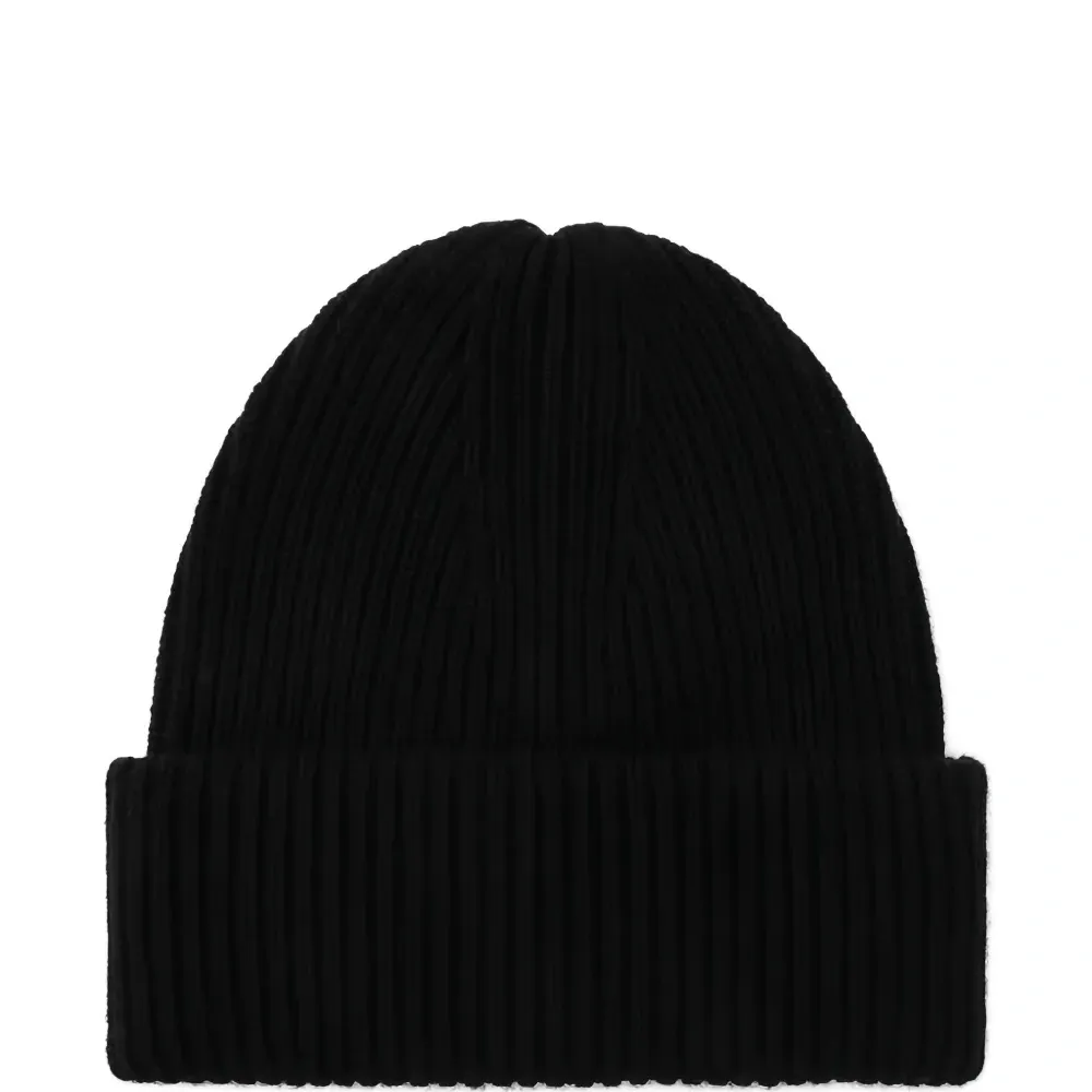 Вязаная шапка в рубчик