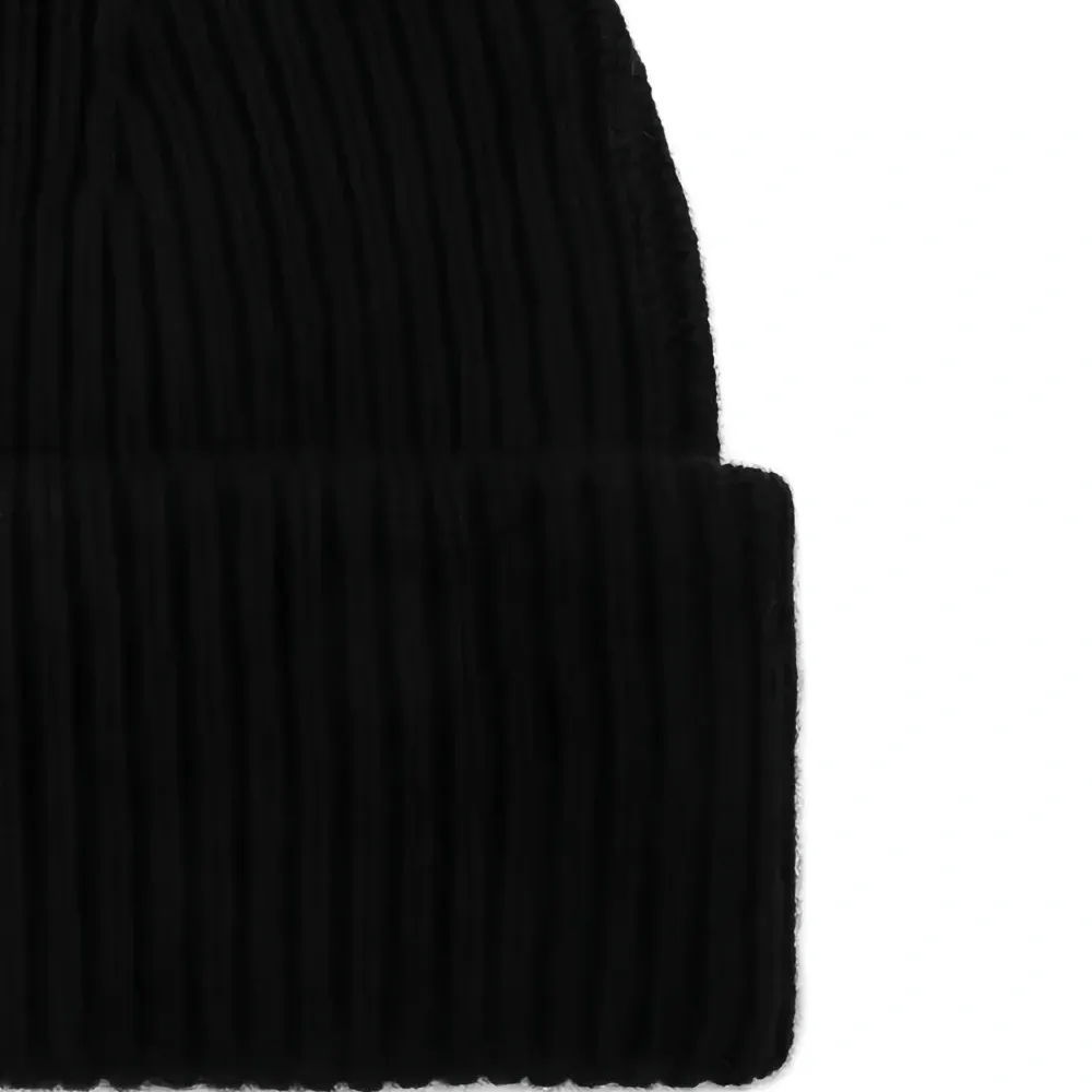 Вязаная шапка в рубчик