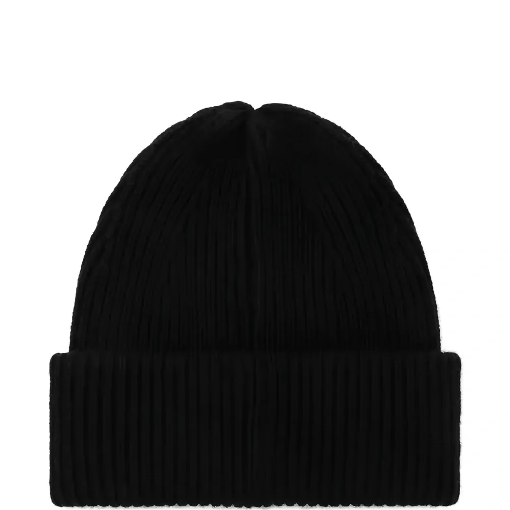 Вязаная шапка в рубчик