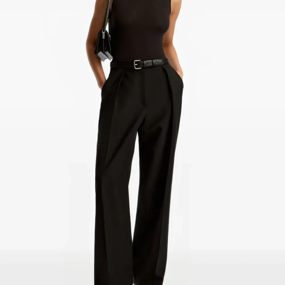 Боди без рукавов с высоким воротником