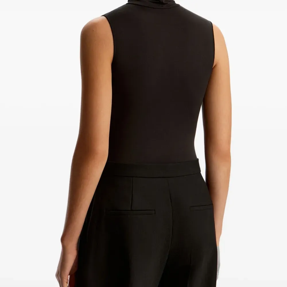 Боди без рукавов с высоким воротником