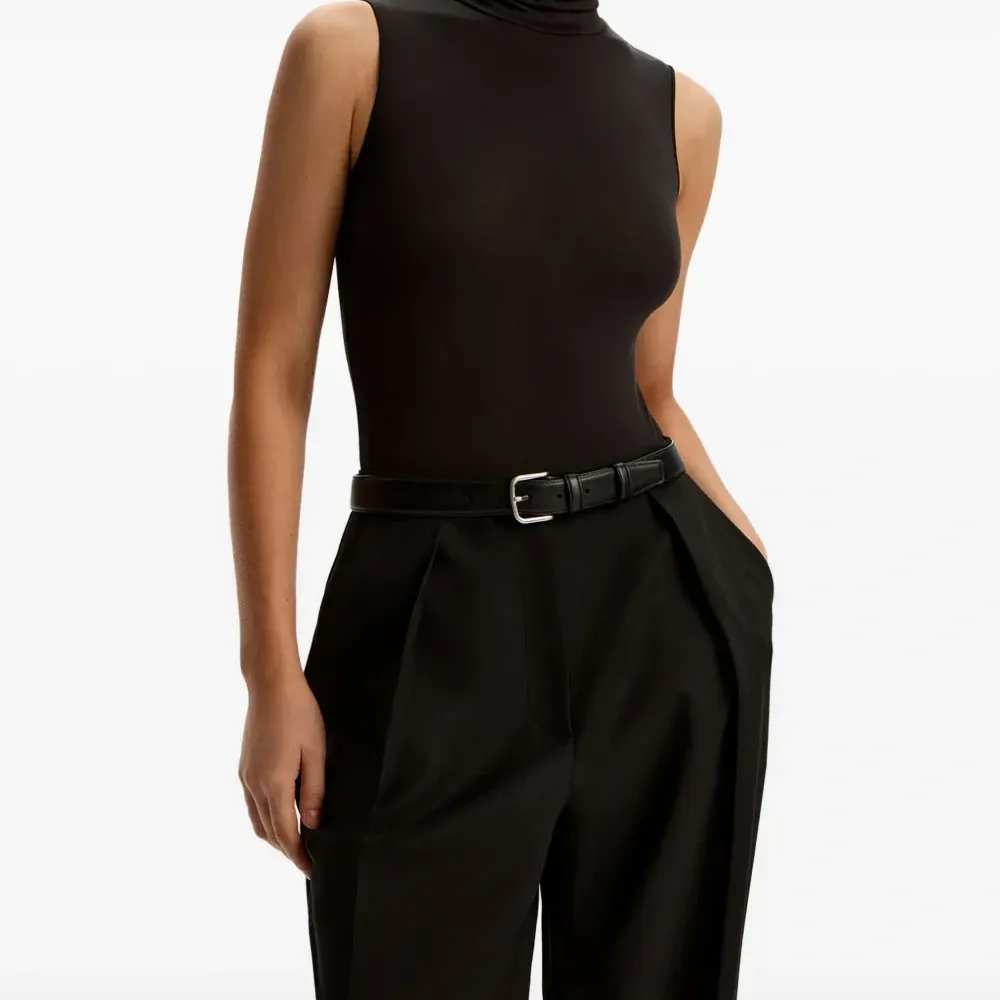 Боди без рукавов с высоким воротником