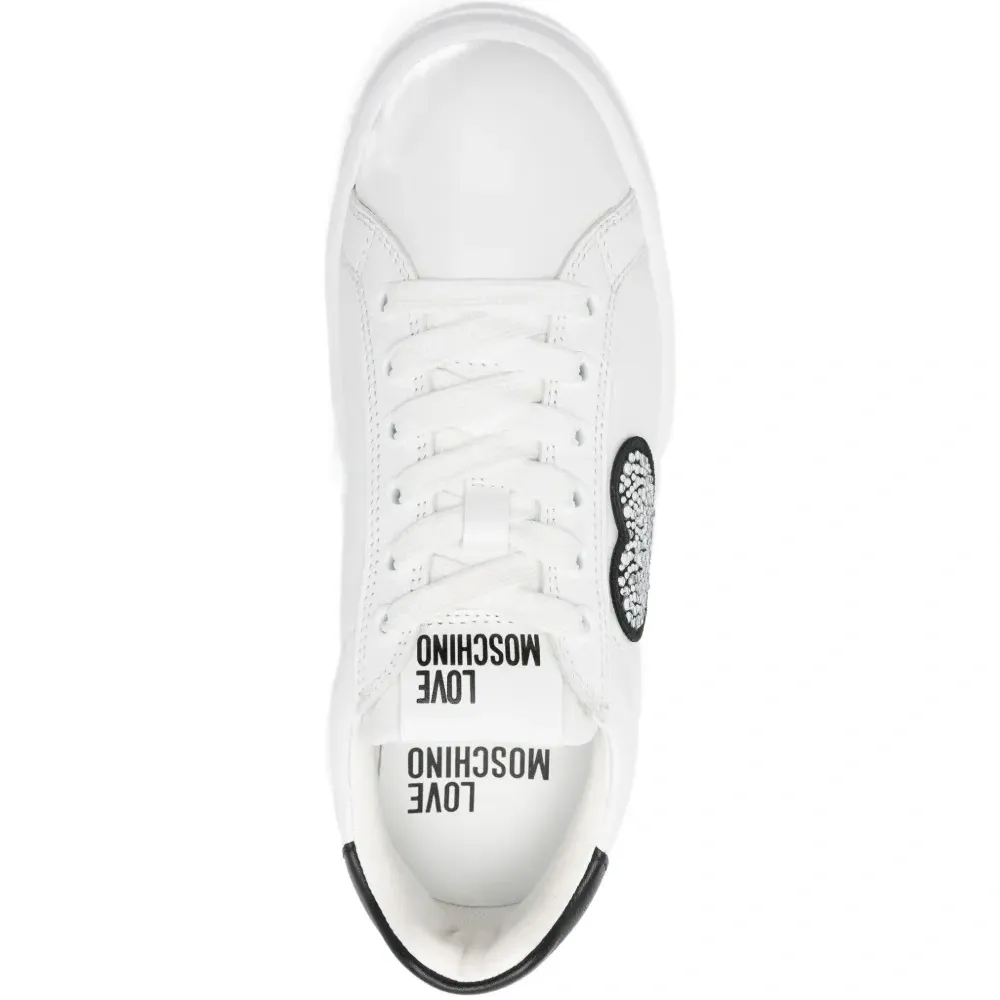 Кроссовки с сердечным декором