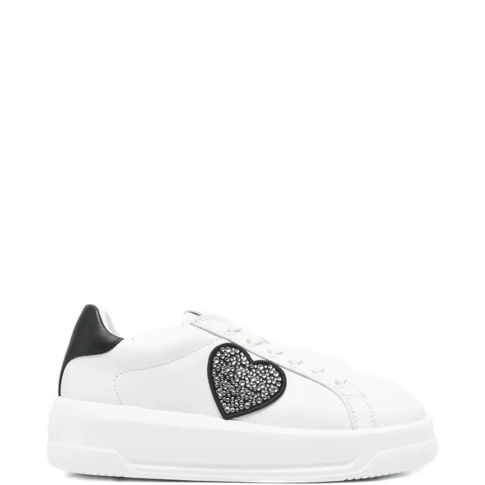 Кроссовки с сердечным декором