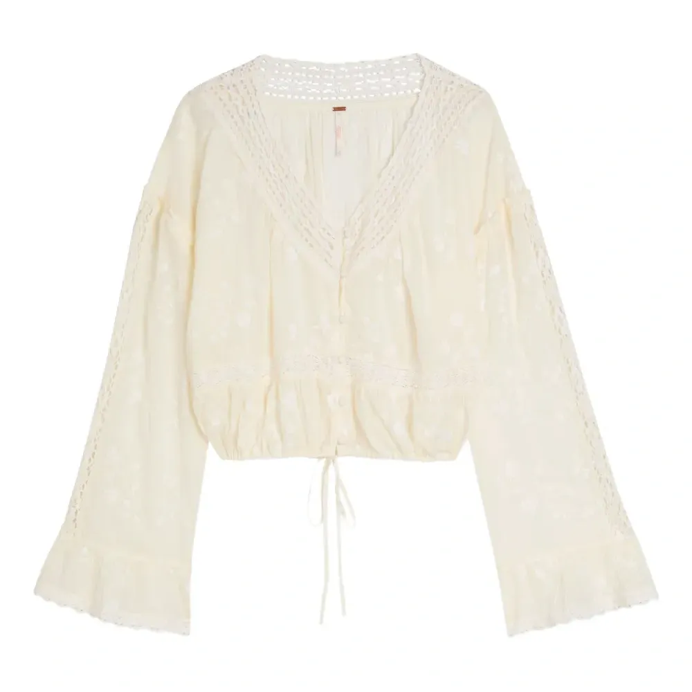 Блузка с цветочной вышивкой