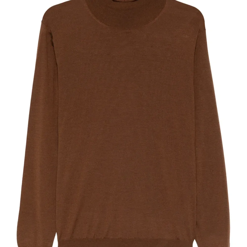 Свитер с высоким воротником