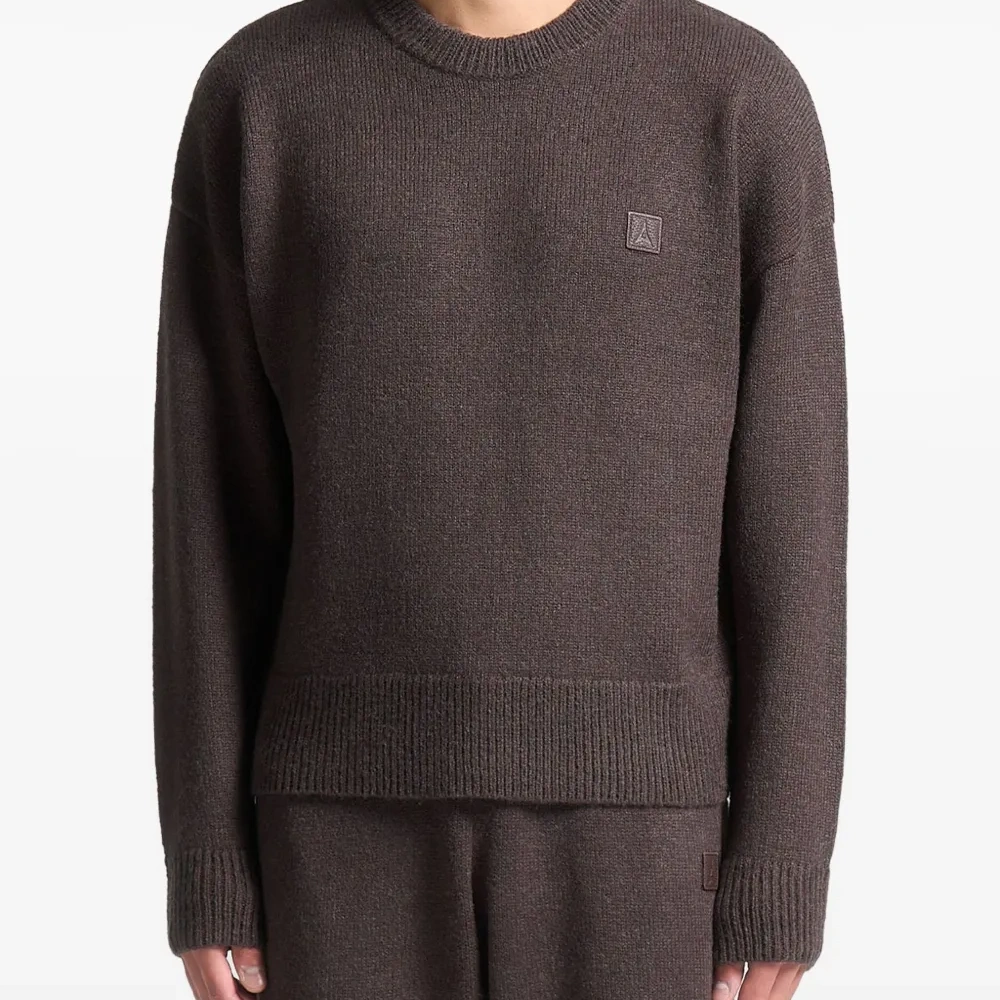 Свитер с круглым вырезом