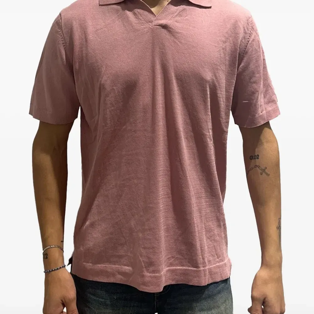 Футболка с V-образным вырезом