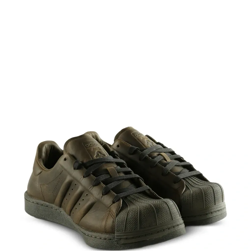 Кроссовки Superstar из коллаборации с AVAVAV