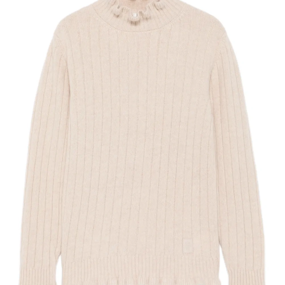 Свитер в рубчик с оборками