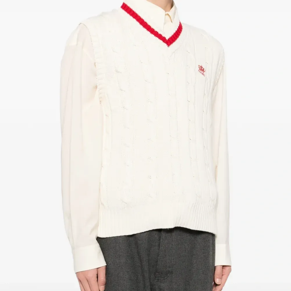 Вязаный жилет с нашивкой-логотипом