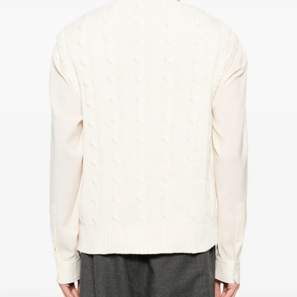 Вязаный жилет с нашивкой-логотипом