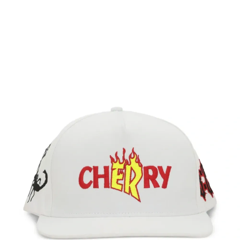 Кепка с вышитым логотипом