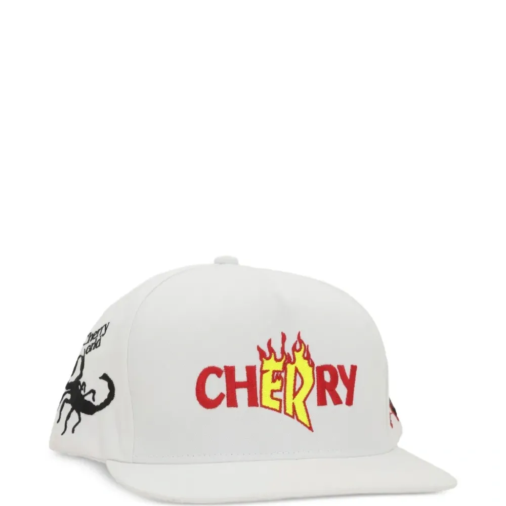 Кепка с вышитым логотипом