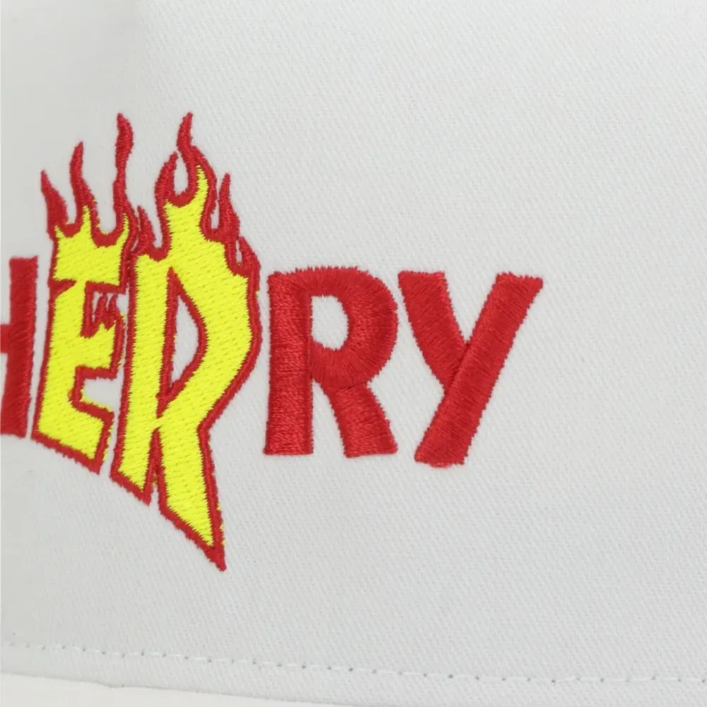 Кепка с вышитым логотипом