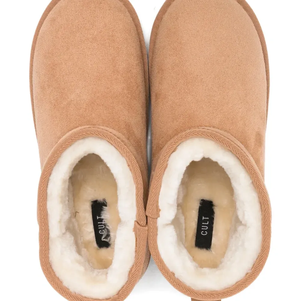 Ботинки с фирменной табличкой (или логотипом) Ботинки с фирменной табличкой (или логотипом)