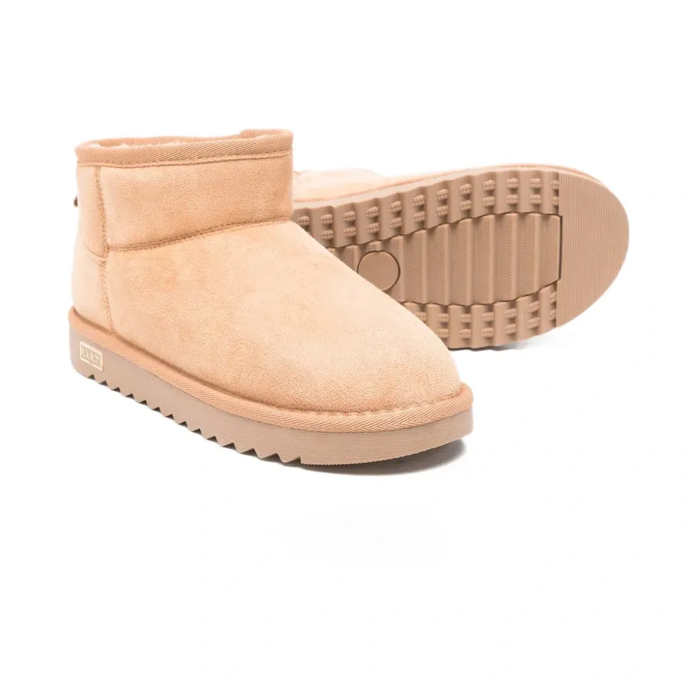 Ботинки с фирменной табличкой (или логотипом) Ботинки с фирменной табличкой (или логотипом)