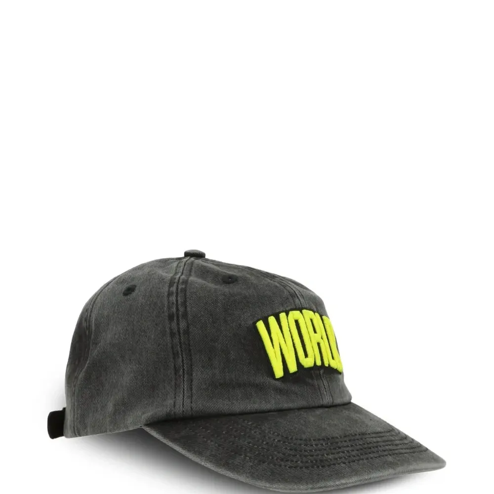 Кепка с вышитым логотипом