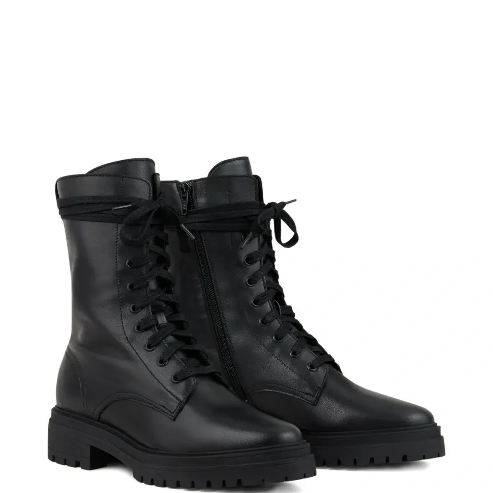 Ботинки на шнуровке Ботинки на шнуровке