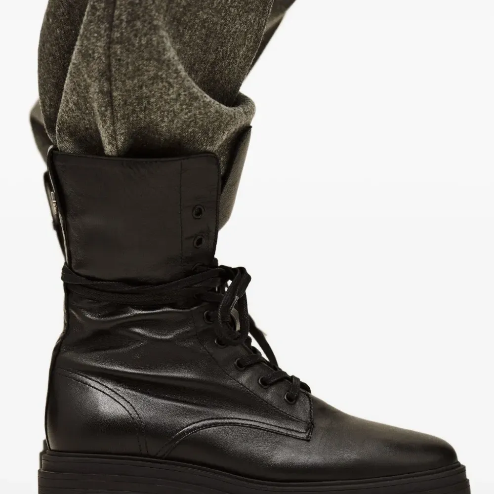 Ботинки на шнуровке Ботинки на шнуровке