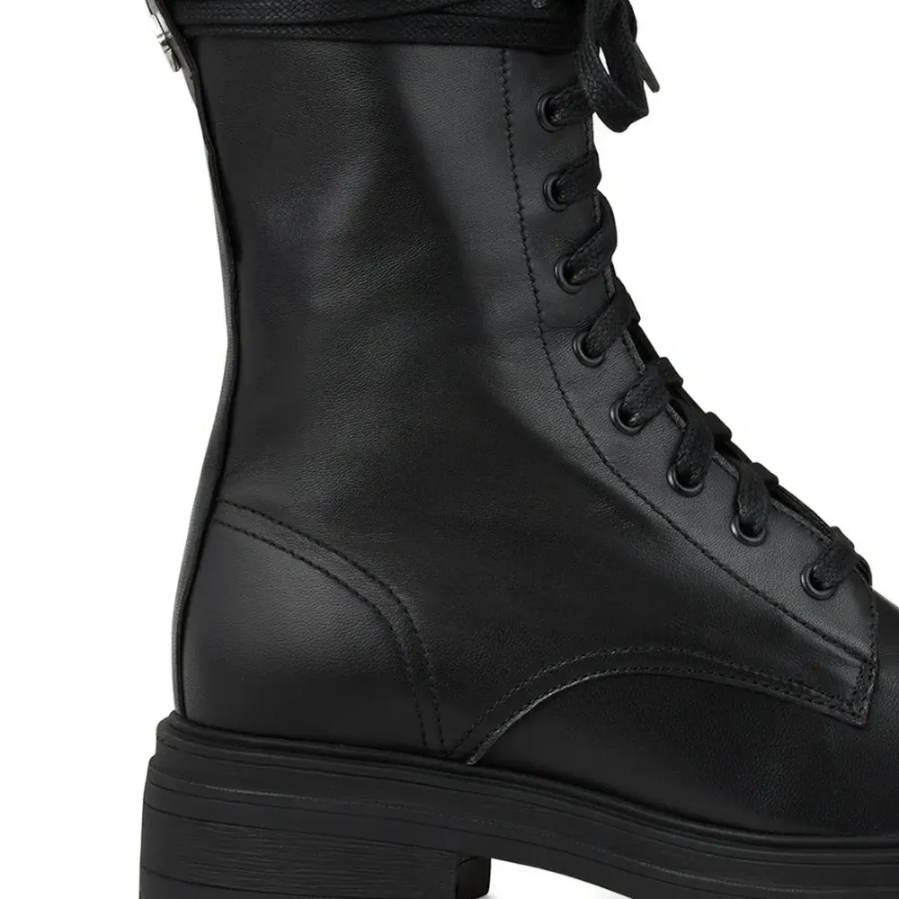 Ботинки на шнуровке Ботинки на шнуровке