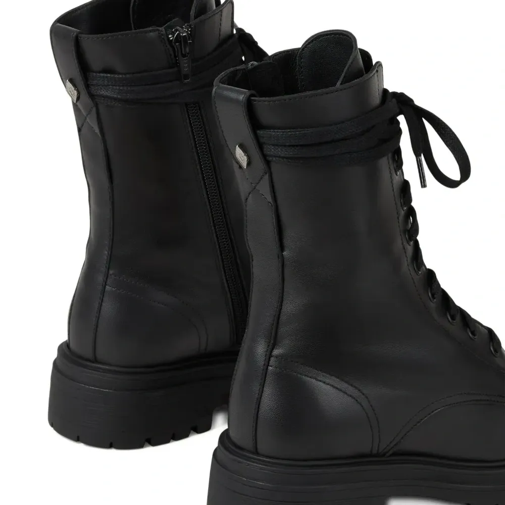 Ботинки на шнуровке Ботинки на шнуровке