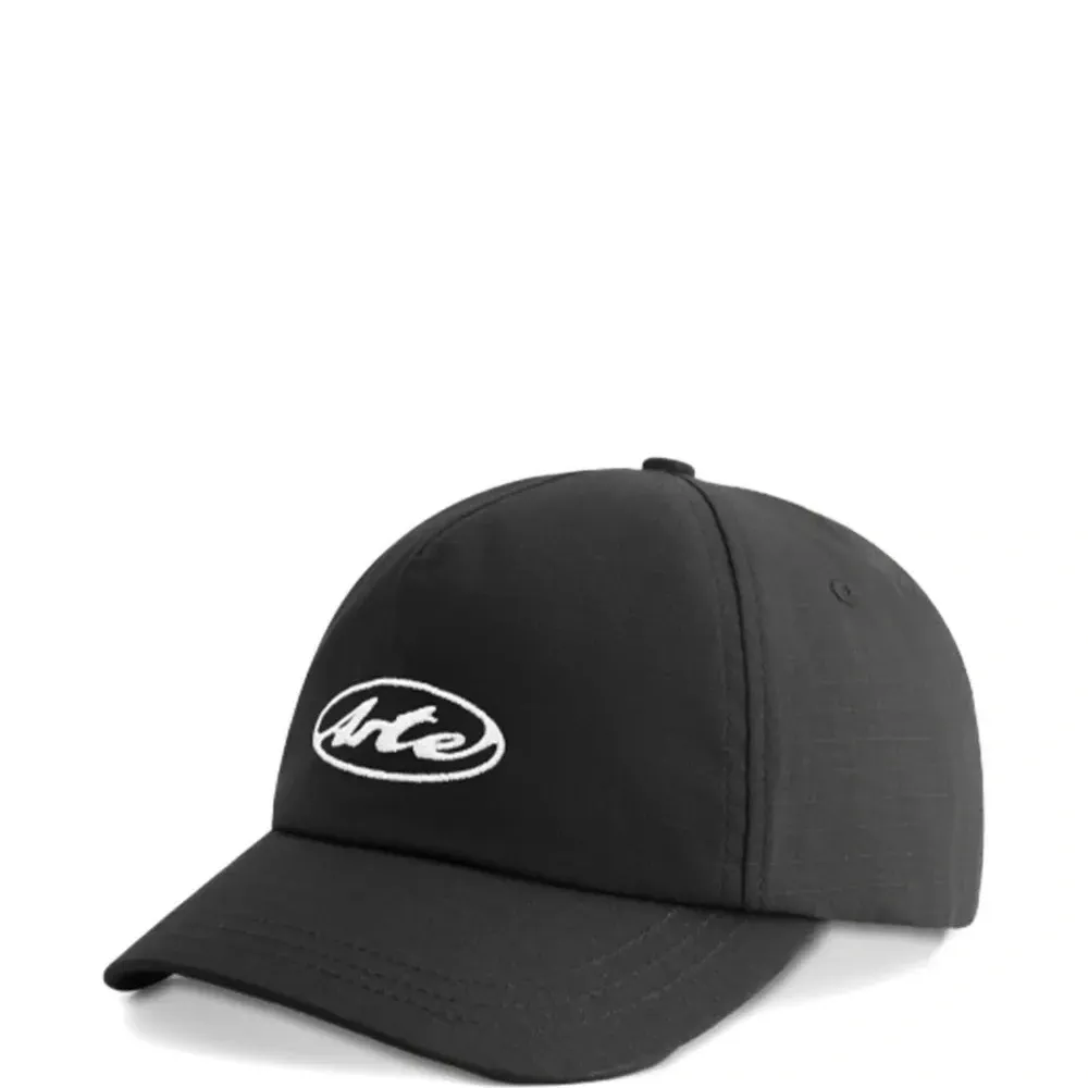 Бейсболка с логотипом