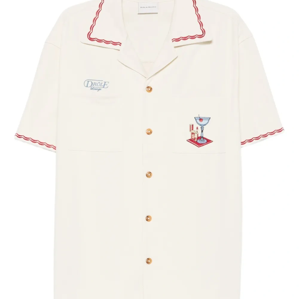 Рубашка с вышивкой на кармане