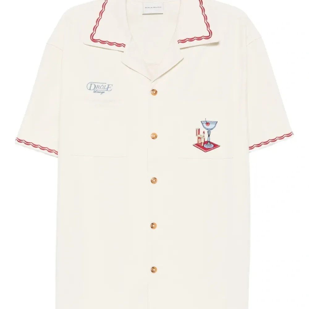 Рубашка с вышивкой на кармане