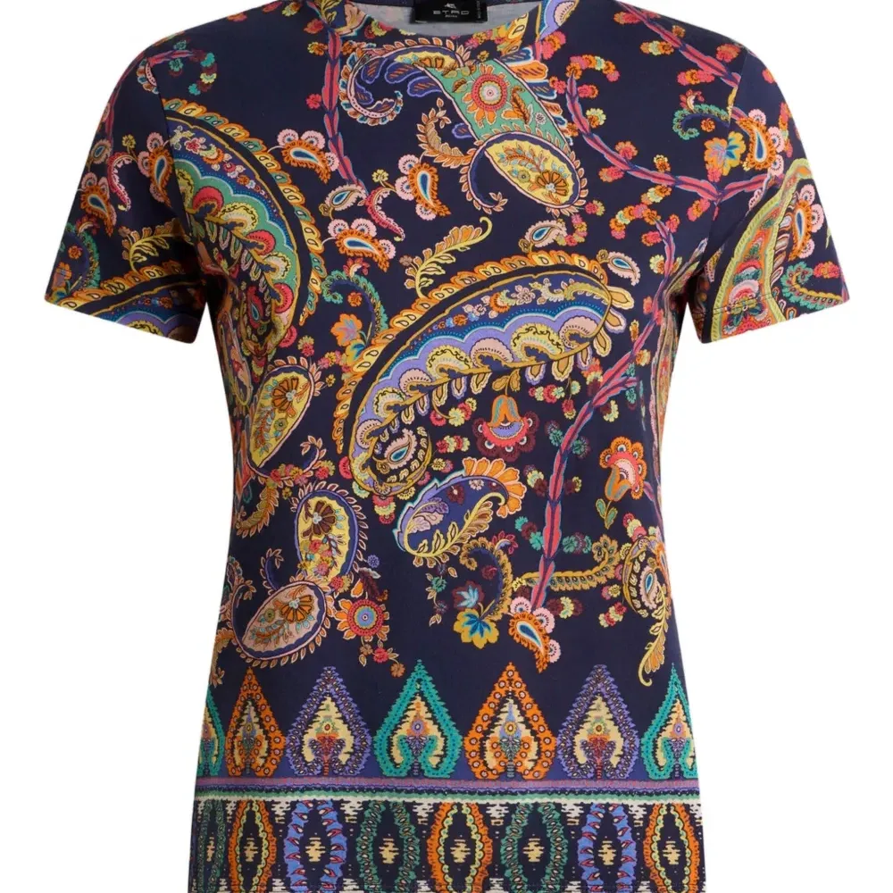 Футболка с цветочным узором "пейсли" и медальонами