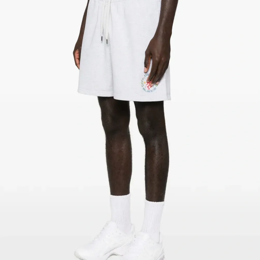 Спортивные шорты на эластичном поясе