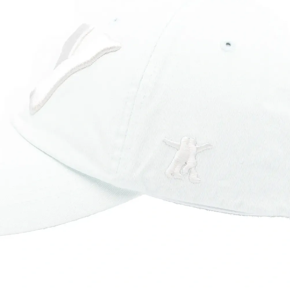 Бейсболка с вышитым логотипом Бейсболка с вышитым логотипом