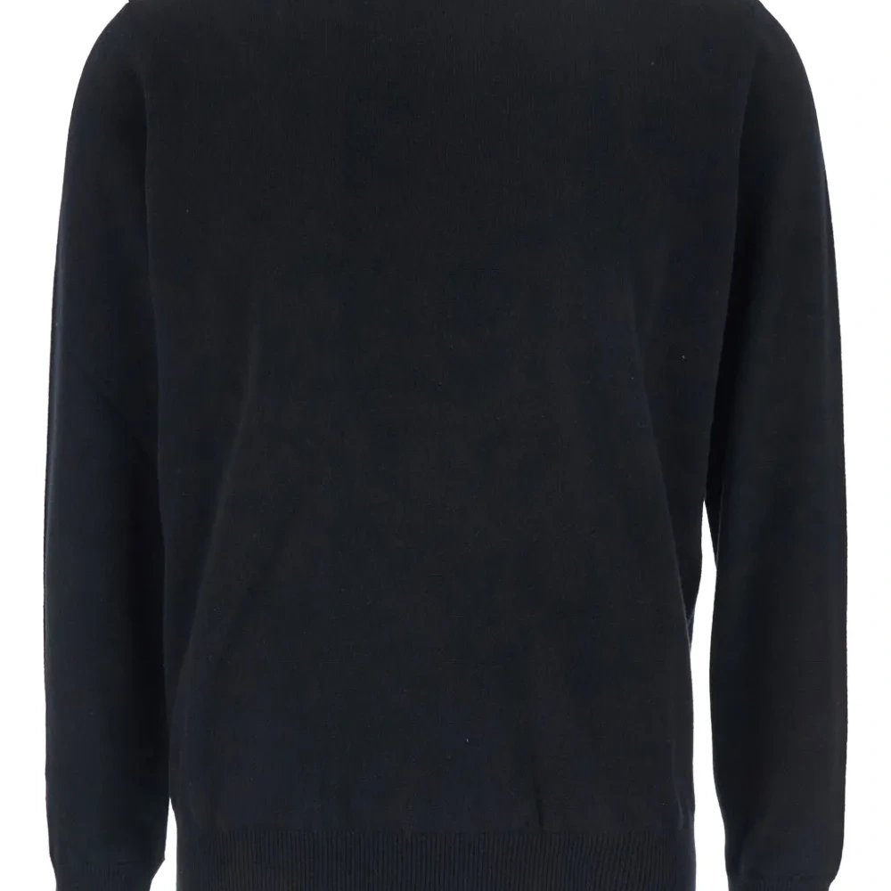 Свитер с круглым вырезом