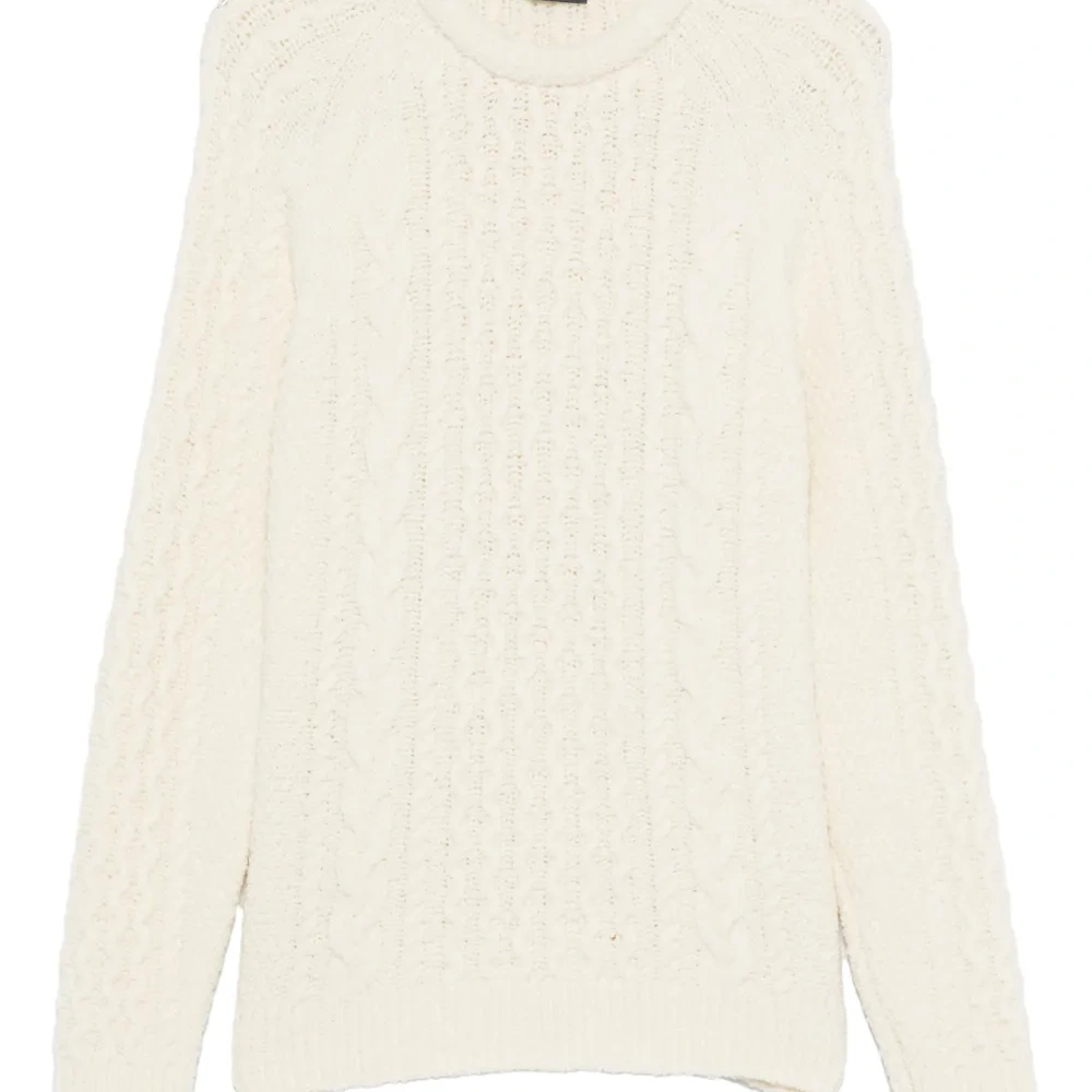 Свитер вязаный косичками