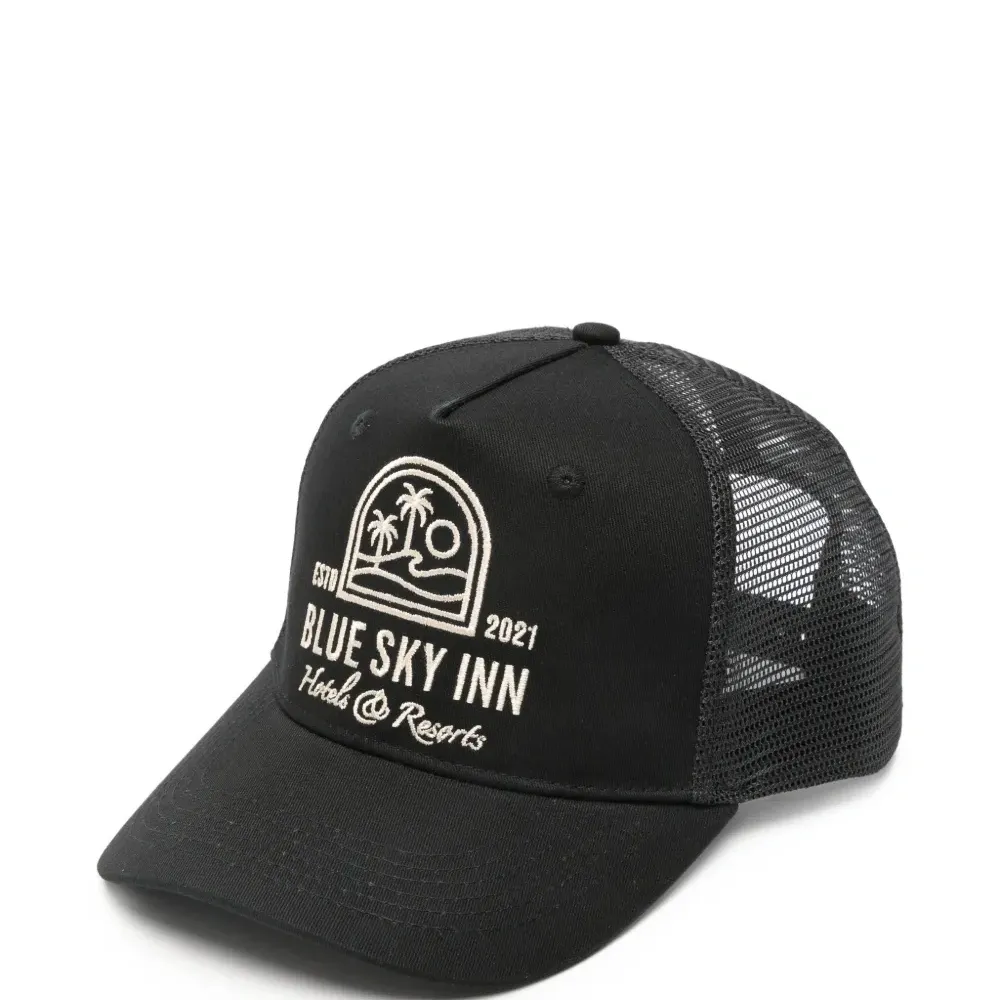 Бейсболка с вышитым логотипом Resort