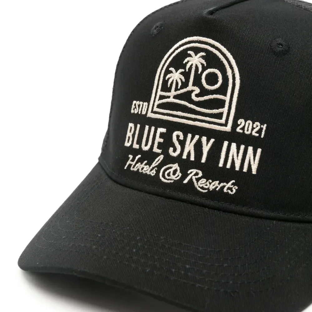 Бейсболка с вышитым логотипом Resort