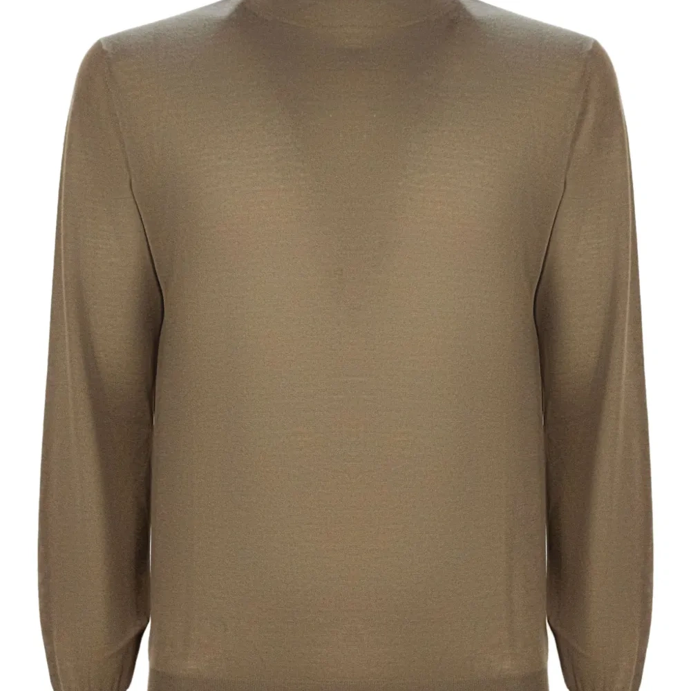 Свитер с высоким воротником