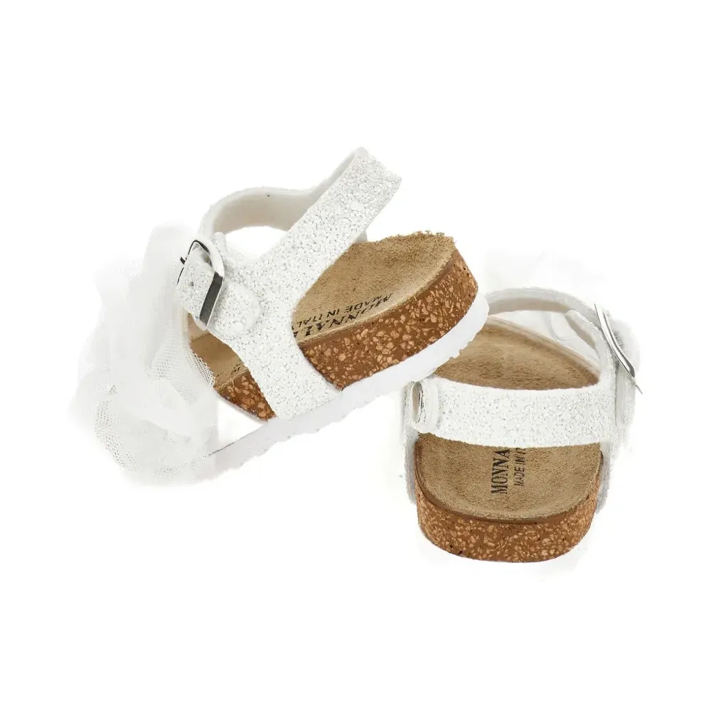 Босоножки с оборками и пряжками