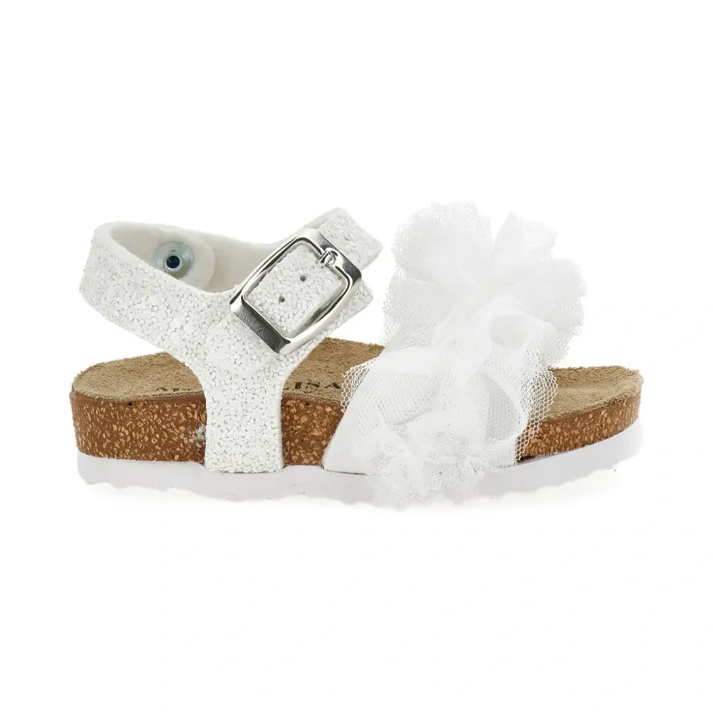 Босоножки с оборками и пряжками