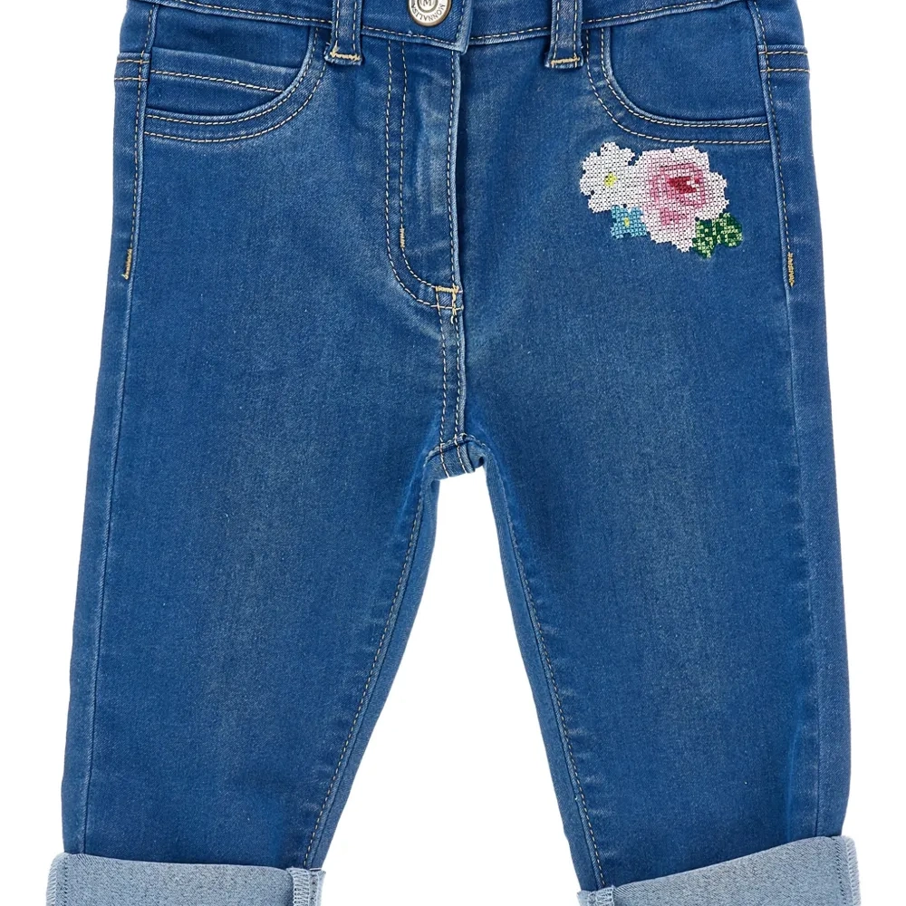 Джинсы с цветочной вышивкой