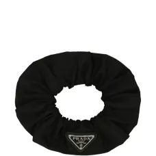 Резинка для волос с оборками и треугольной пластиной