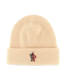 Шапка-бини с нашивкой-логотипом