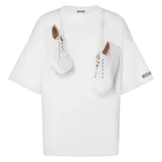 Футболка с принтом в виде следа обуви