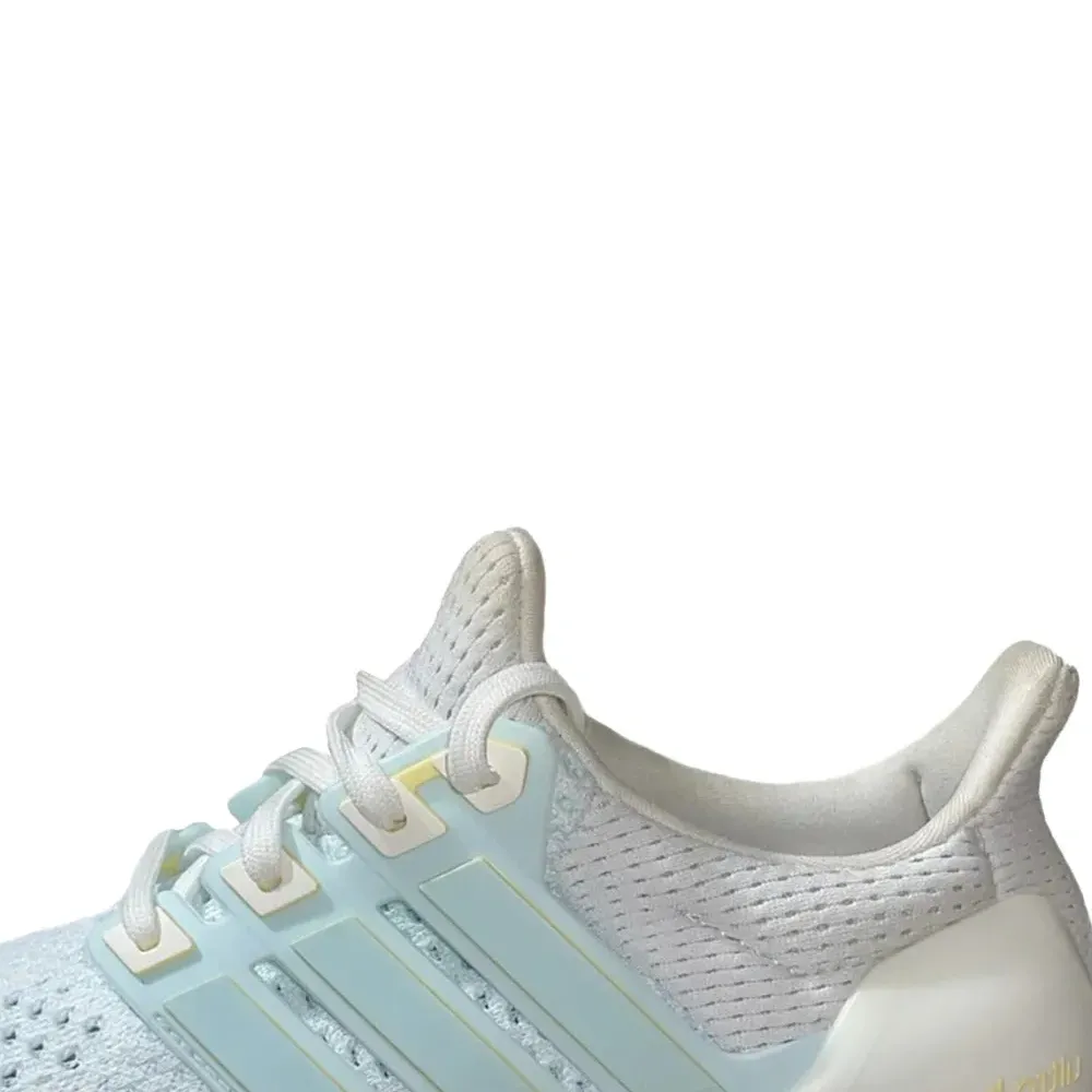 Кроссовки с тремя полосками