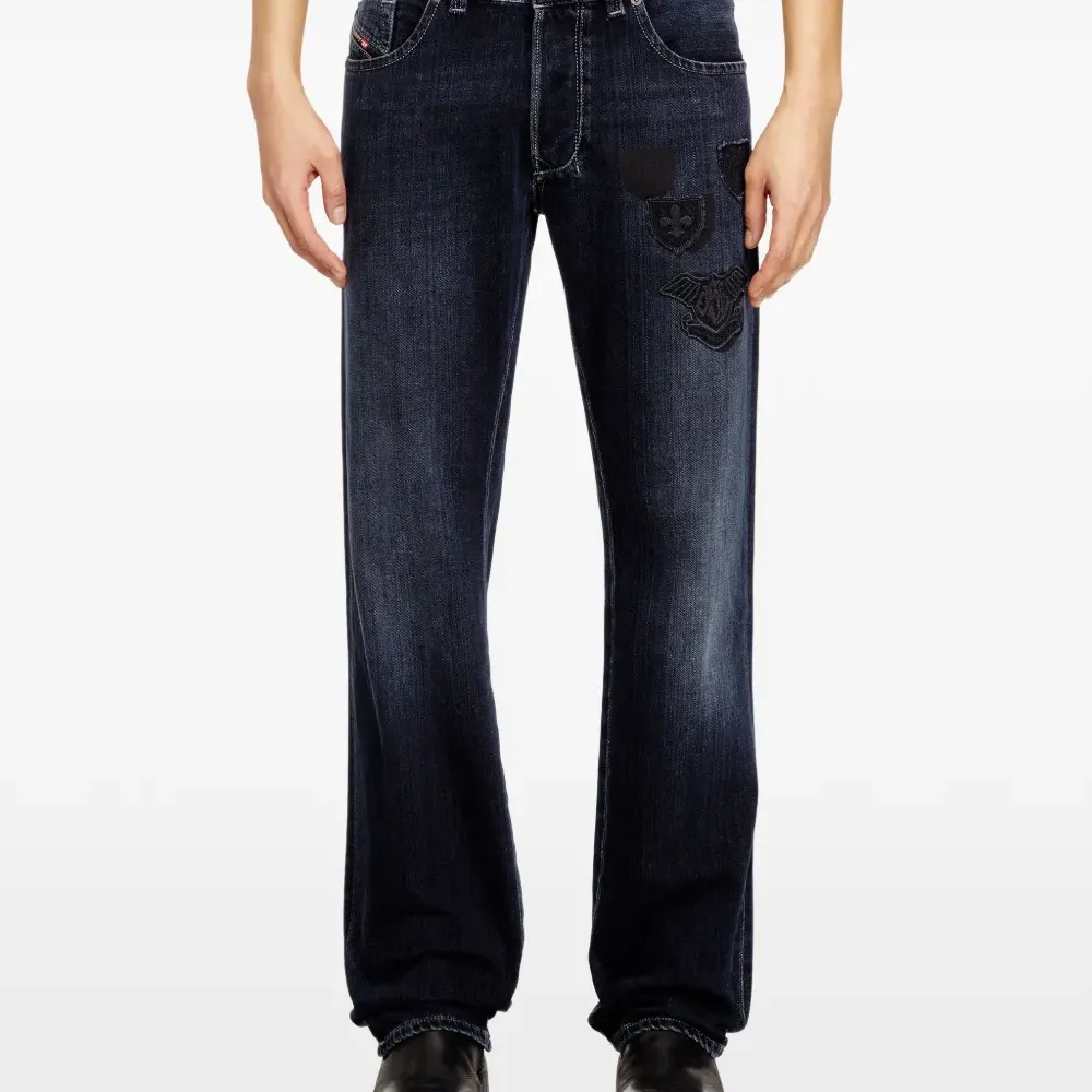 Джинсы Larkee-S 1985 с эффектом потертости и вышивкой