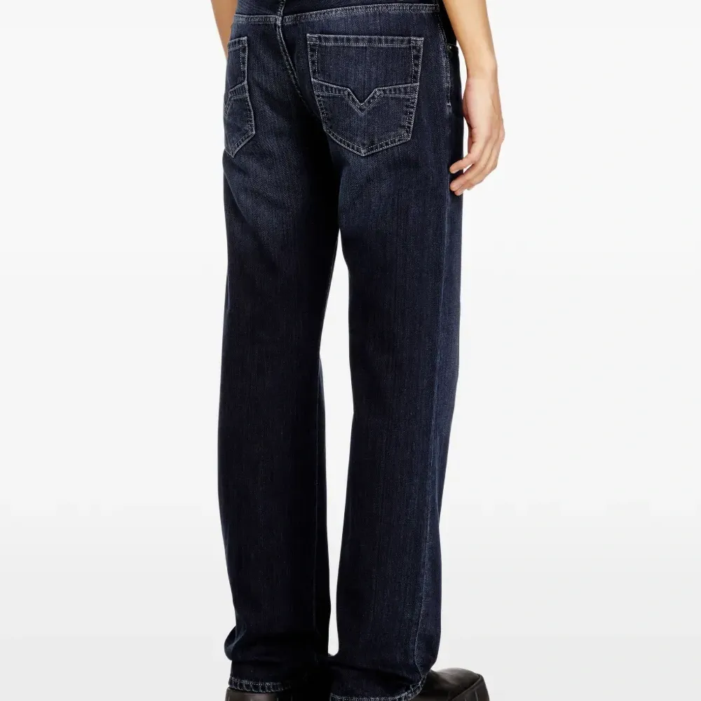 Джинсы Larkee-S 1985 с эффектом потертости и вышивкой