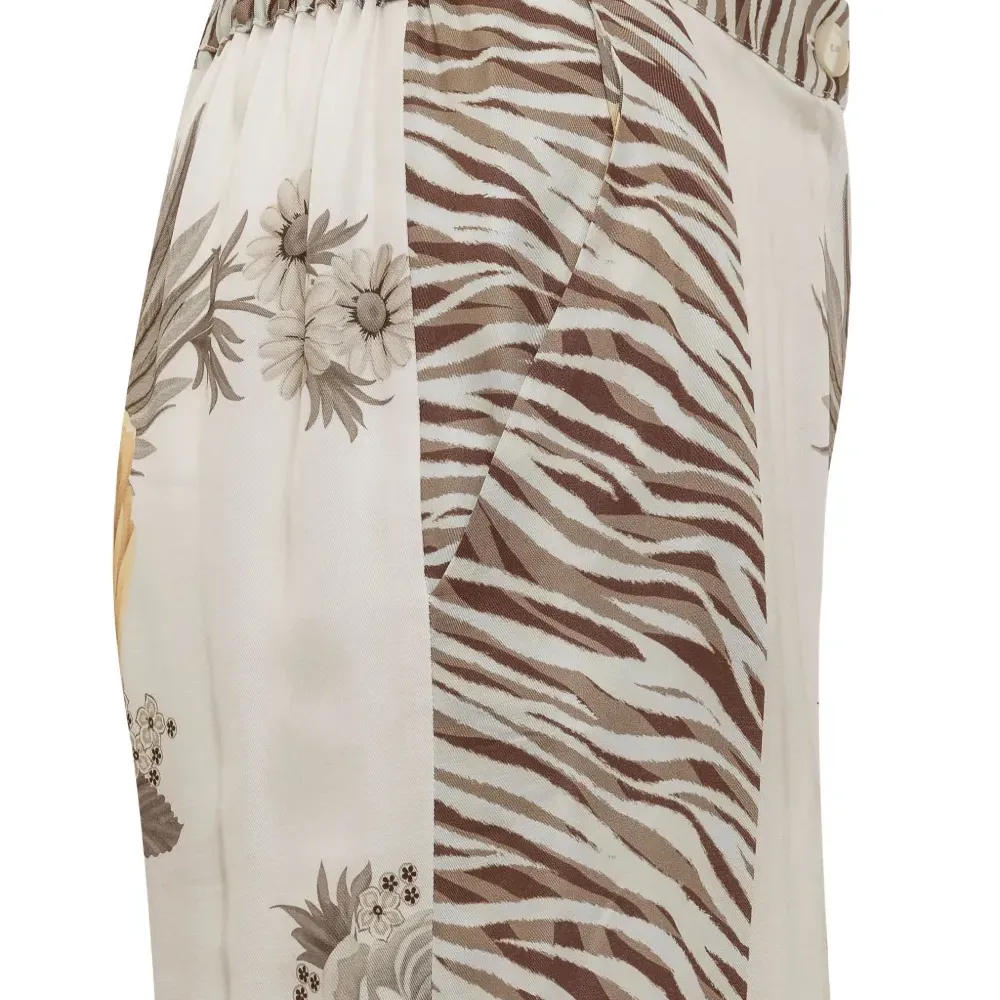 Брюки с зебровым узором и цветочным принтом Брюки с зебровым узором и цветочным принтом
